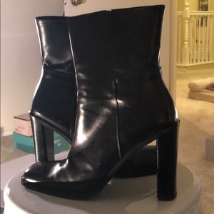 Via Spiga Blk leather ankle boot